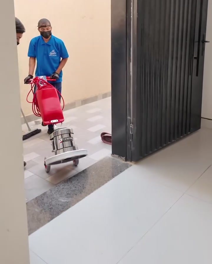 فني فوم كلين يشغّل ماكينة جلي أرضيات
